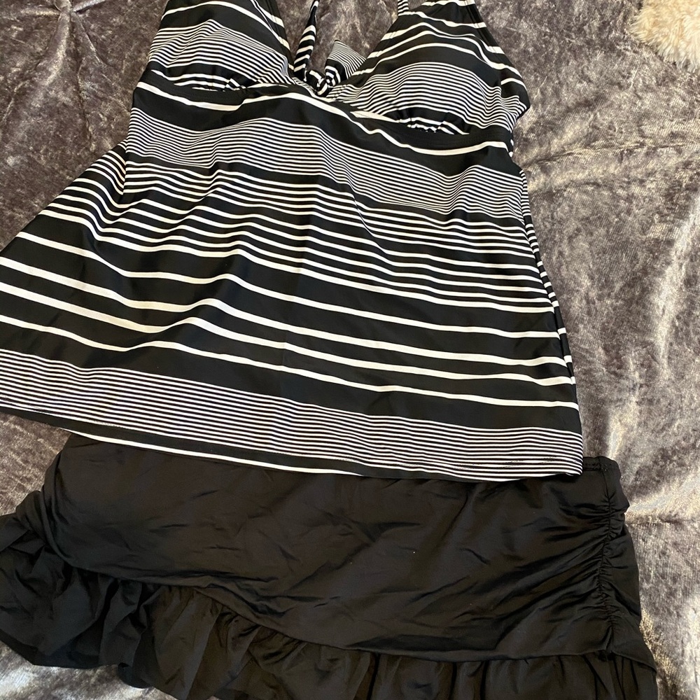 New swim tankini w black bottoms swim suit
